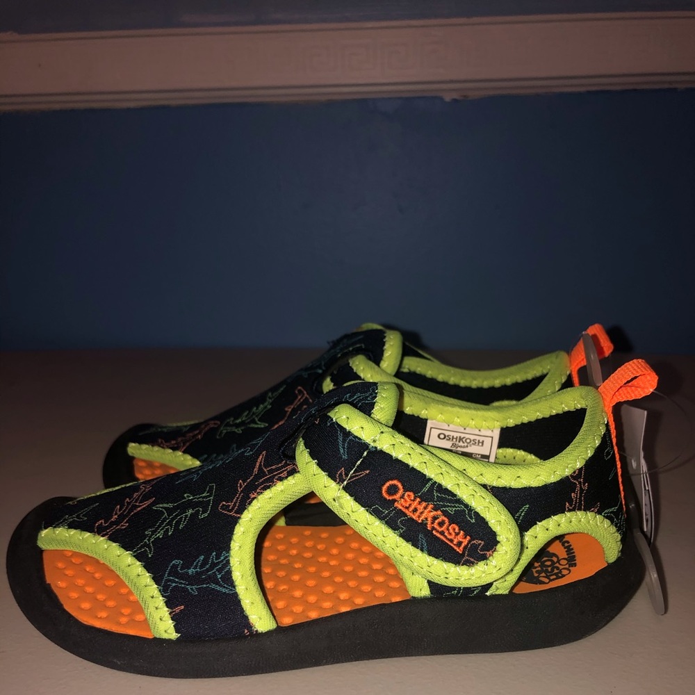 NWT Oshkosh Toddler Boy’s Aquatic Sandals Size 9